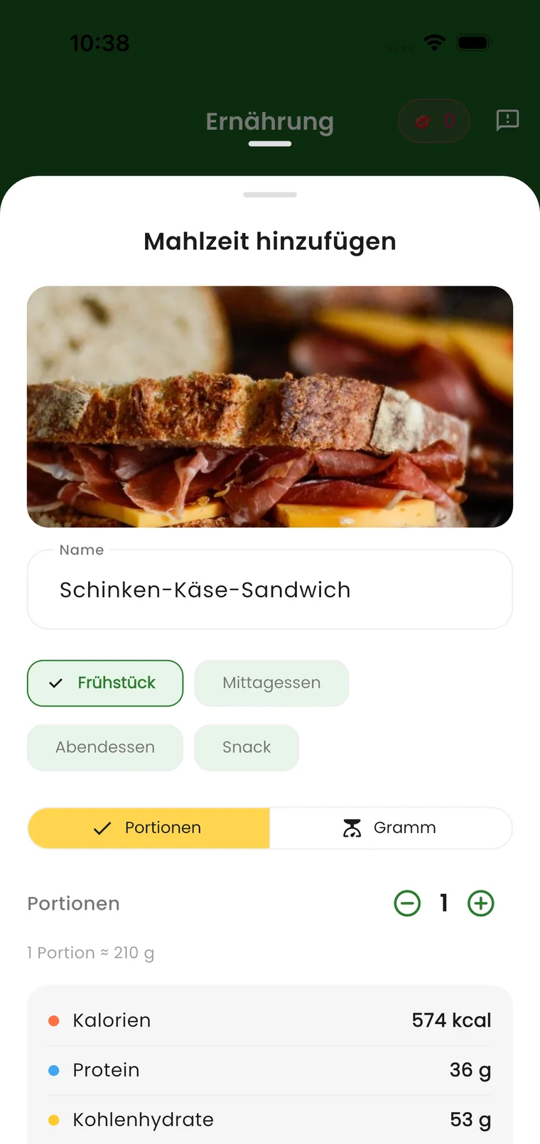 Vesta-App: Foto eines belegten Brots, von der App als „Schinken-Käse-Sandwich“ erkannt, 1 Portion rund 210 Gramm mit 574 Kilokalorien, 36 Gramm Eiweiß und 53 Gramm Kohlenhydraten.