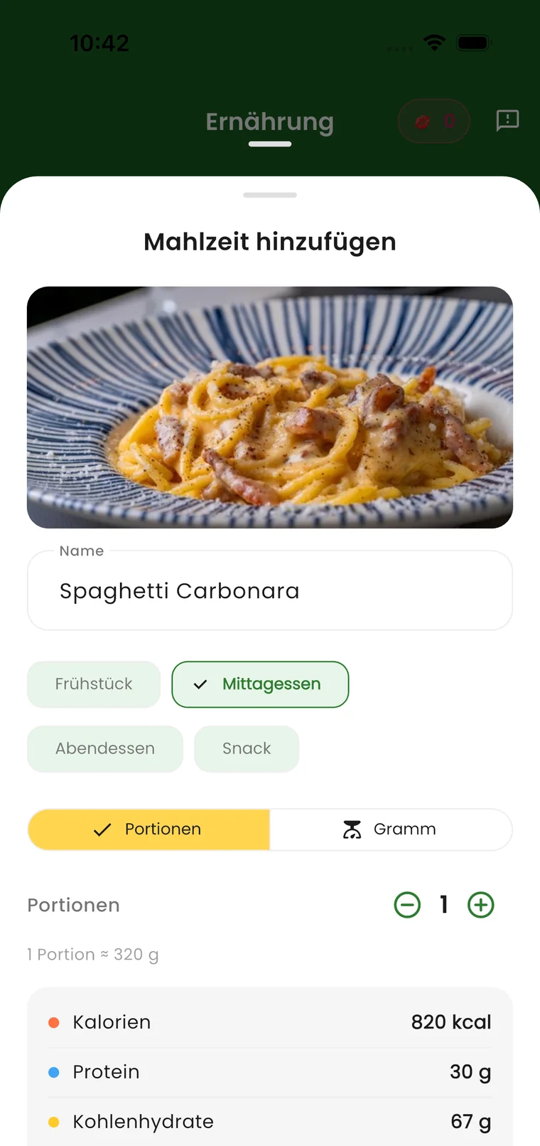 Vesta-App: Foto eines Tellers Pasta, von der App als „Spaghetti Carbonara“ erkannt, 1 Portion rund 320 Gramm mit 820 Kilokalorien, 30 Gramm Eiweiß und 67 Gramm Kohlenhydraten.